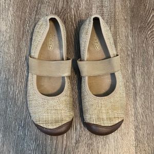Super comfy Keen every day flats